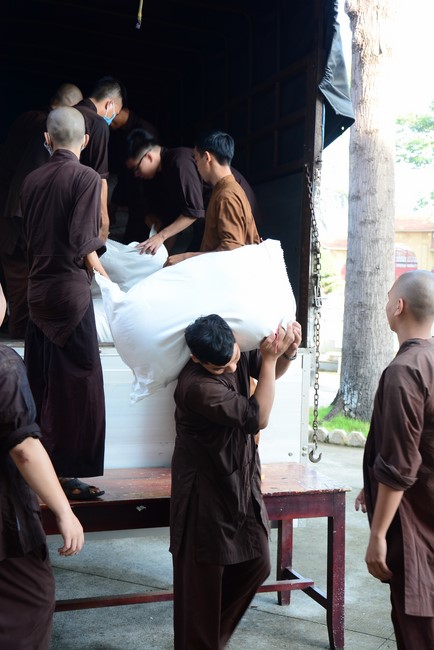 Continuing to support people in need in the Covid-19 pandemic of Hoang Phap Pagoda (series 2)